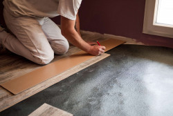 Pose de parquet flottant dans une chambre